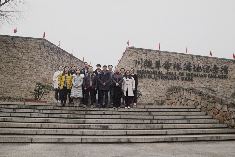 0c0830301f9348f39a04dac2a27ce9ba.jpg 川陕革命根据地纪念馆合影.JPG