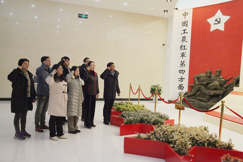 114b6f41ba204d80a1a2202ad31526cd.jpg 重温入党誓词.JPG