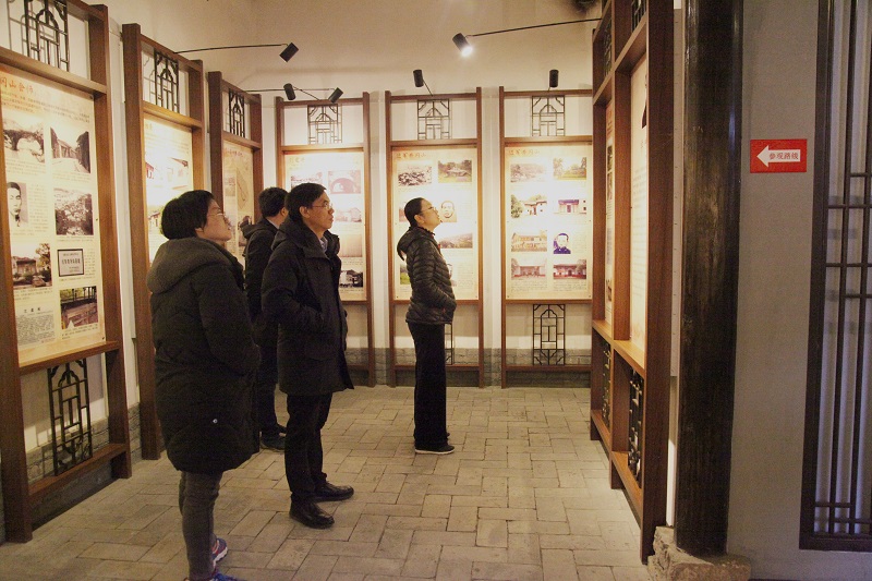 ca43054177f6438c9f6dc48e2cd86f2b.jpg 参观何挺颖故居.JPG
