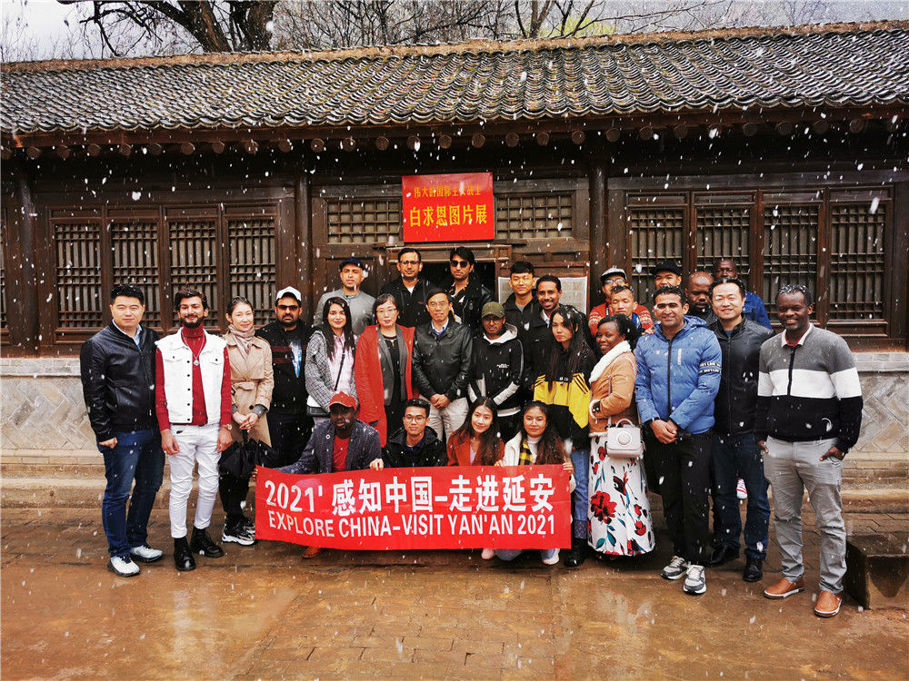 “洋员工”在延安探寻中国革命圣地故事-bevictor伟德官网的部分职工在延安凤凰山革命旧址合影留念。.jpg
