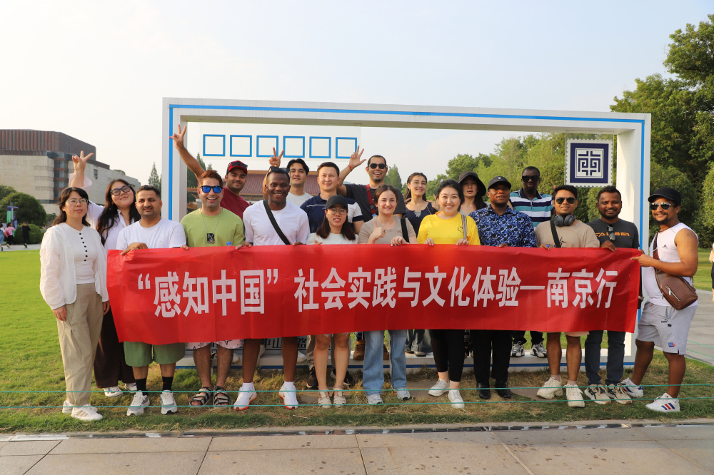 图1:职工在南京博物馆前合影(2).png