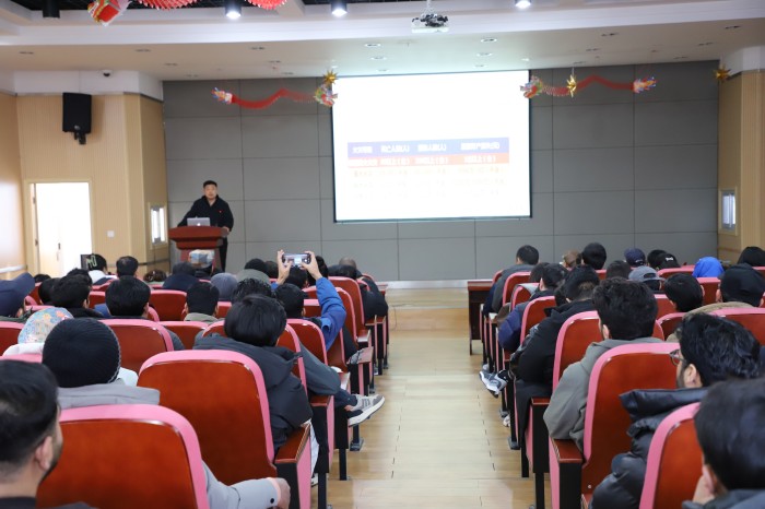 保卫处袁伟刚老师做防火安全教育报告.jpg