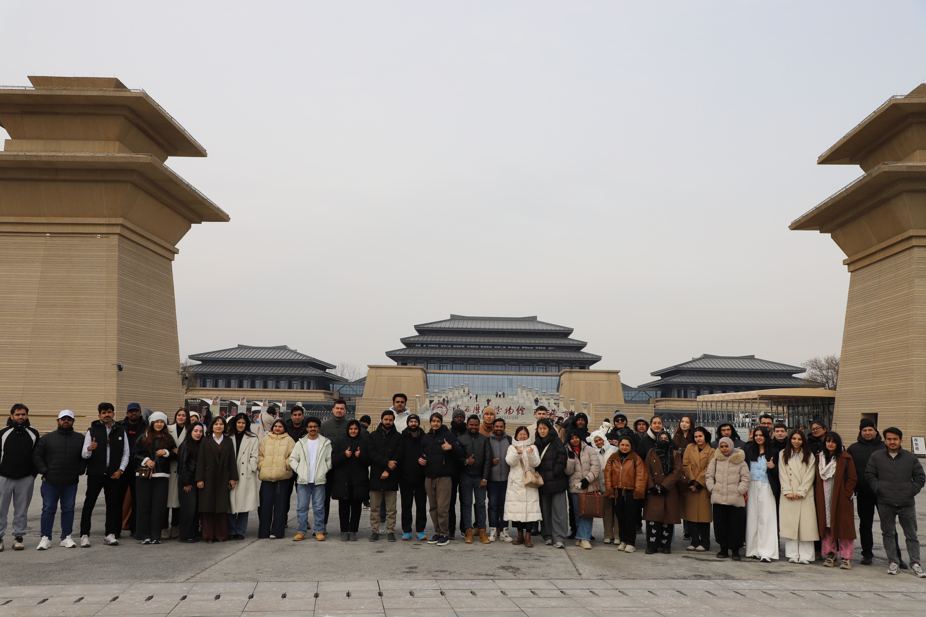职工在秦汉馆合影.jpg