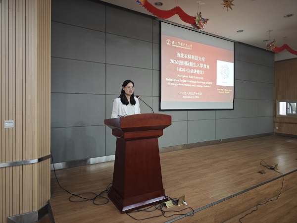 汪红梅副经理主持入学教育.jpg