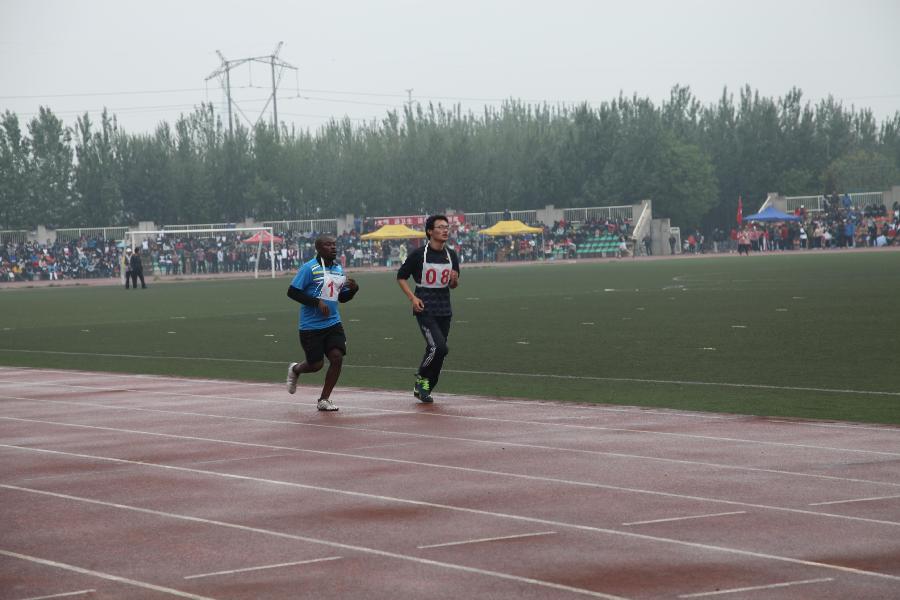 唐桑尼亚职工李不凡在运动中.JPG