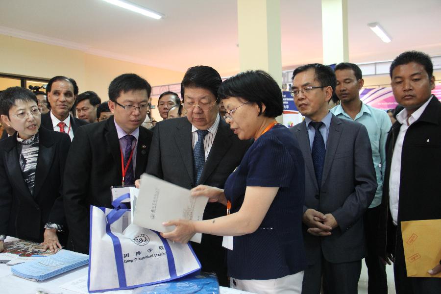 2014年留学中国教育展，柬埔寨副总理索安参观公司展位.jpg
