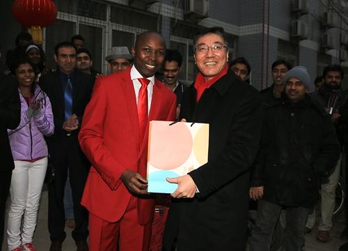 职工向孙其信董事长赠送新年礼物.jpg