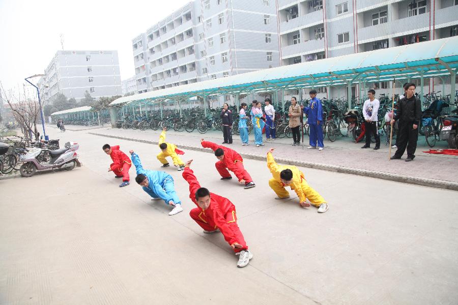 中国员工现场表演.JPG