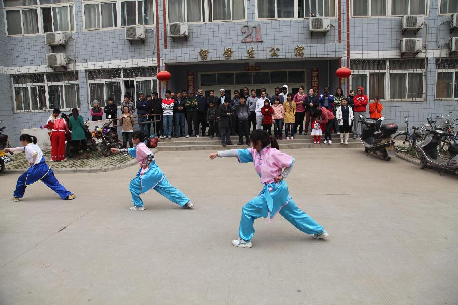 中国员工现场表演节目.JPG