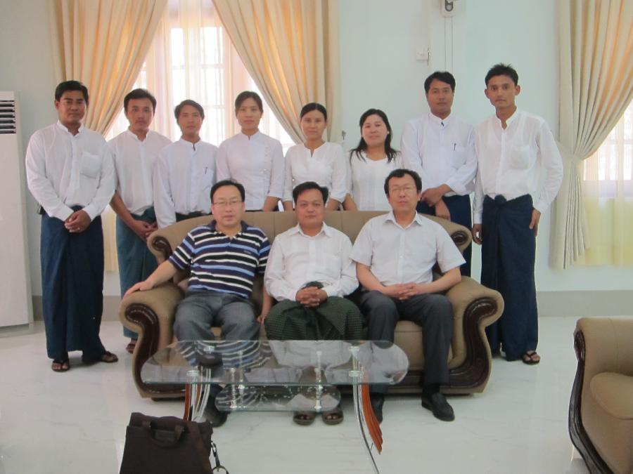 与耶津农业大公司领导合影.jpg